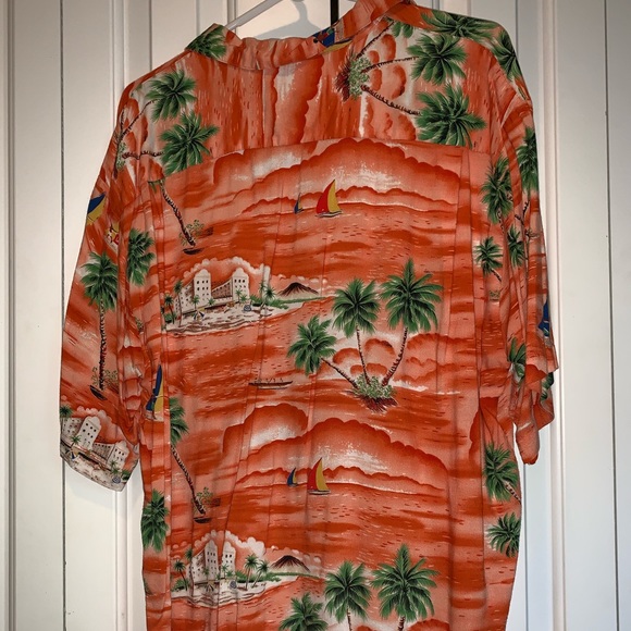 Beautiful Hawaiian Button-up Shirt Floral Pattern - Picture 2 of 3